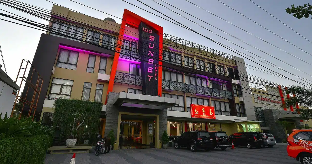 100 Sunset Hotel